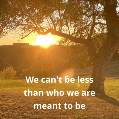 Zonsondergang met de tekst We can't be less than who we are meant to be